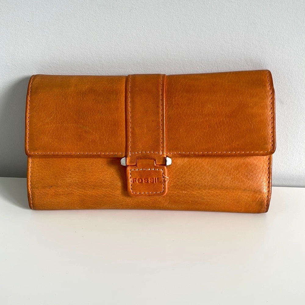 Fossil ladies wallet.